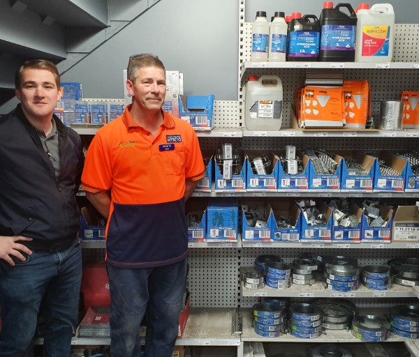 VUETRADE's Jason and staff member Brett with the Emerald Mitre 10 range of VUETRADE Timber Connectors